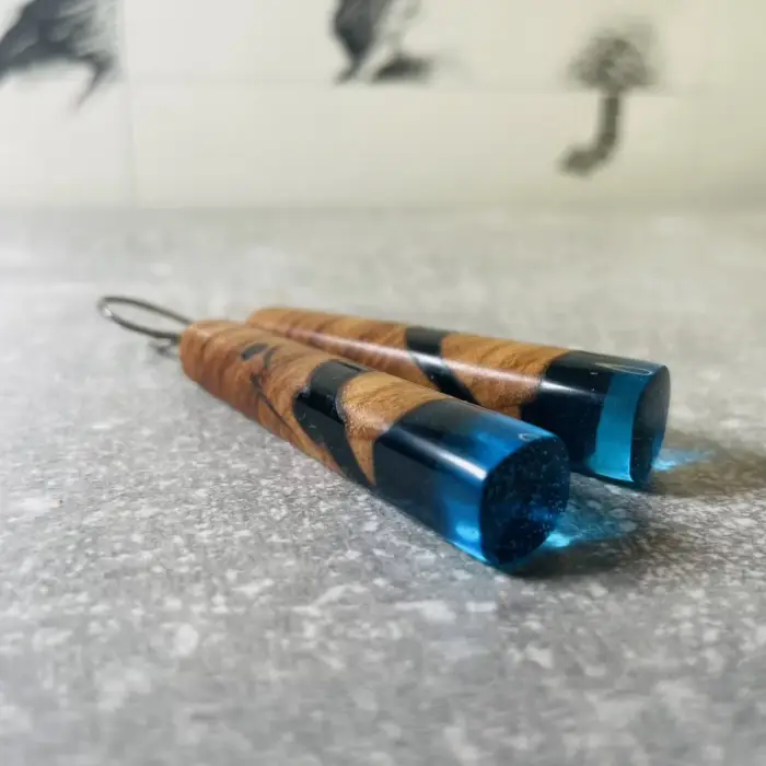 Ohringe "Water in a Stick" aus Olivenholz und Kunstharz – Bild 2