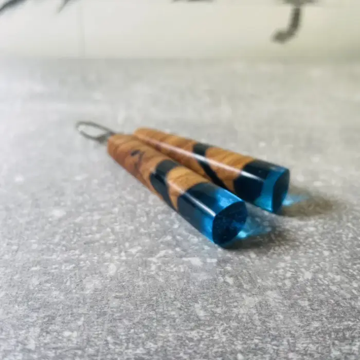 Ohringe "Water in a Stick" aus Olivenholz und Kunstharz – Bild 3