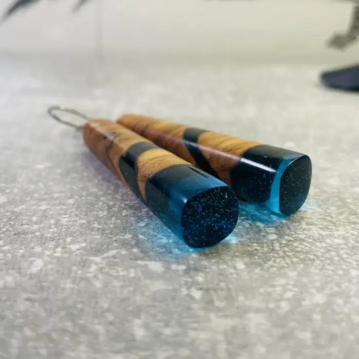 Ohringe "Water in a Stick" aus Olivenholz und Kunstharz – Bild 4