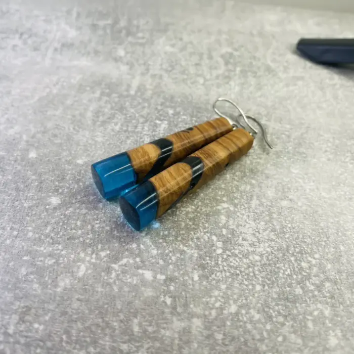 Ohringe "Water in a Stick" aus Olivenholz und Kunstharz – Bild 5