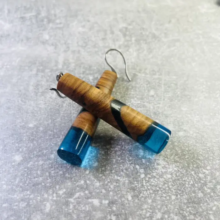Ohringe "Water in a Stick" aus Olivenholz und Kunstharz – Bild 7