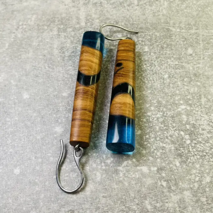Ohringe "Water in a Stick" aus Olivenholz und Kunstharz