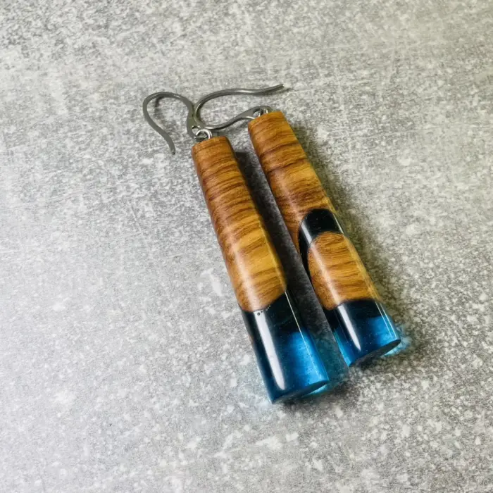Ohringe "Water in a Stick" aus Olivenholz und Kunstharz – Bild 10