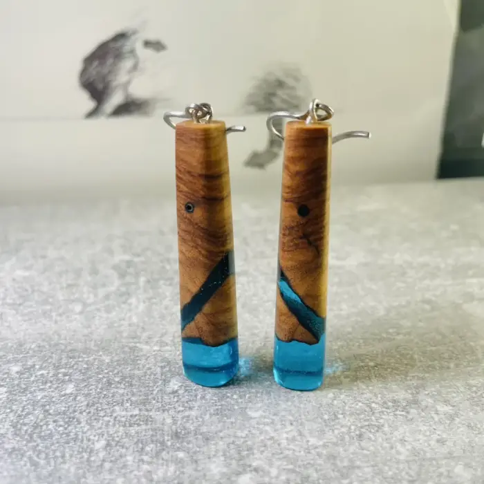 Ohringe "Water in a Stick" aus Olivenholz und Kunstharz – Bild 11