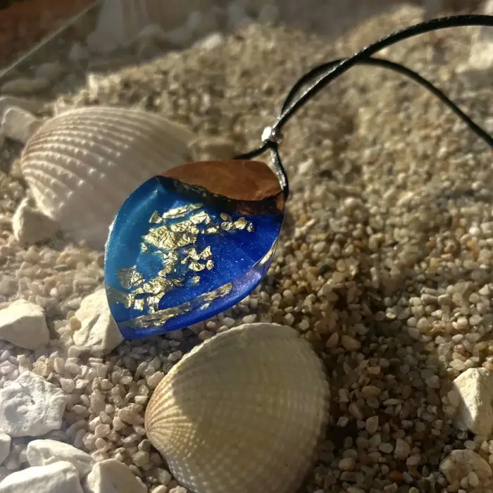 Kettenanhänger "Gold Coast" aus Olivenholz, Kunstharz & Blattgold – Bild 2