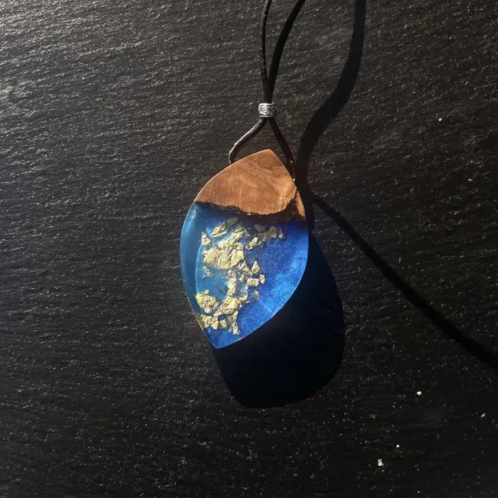 Kettenanhänger "Gold Coast" aus Olivenholz, Kunstharz & Blattgold