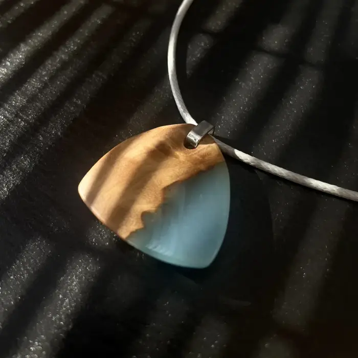Kettenanhänger "Light Blue Plectrum" – Bild 5