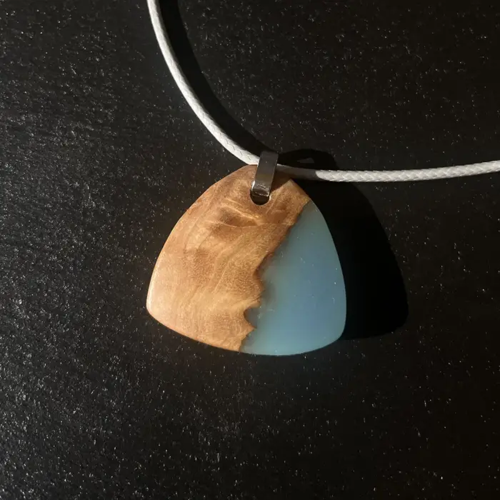 Kettenanhänger "Light Blue Plectrum"