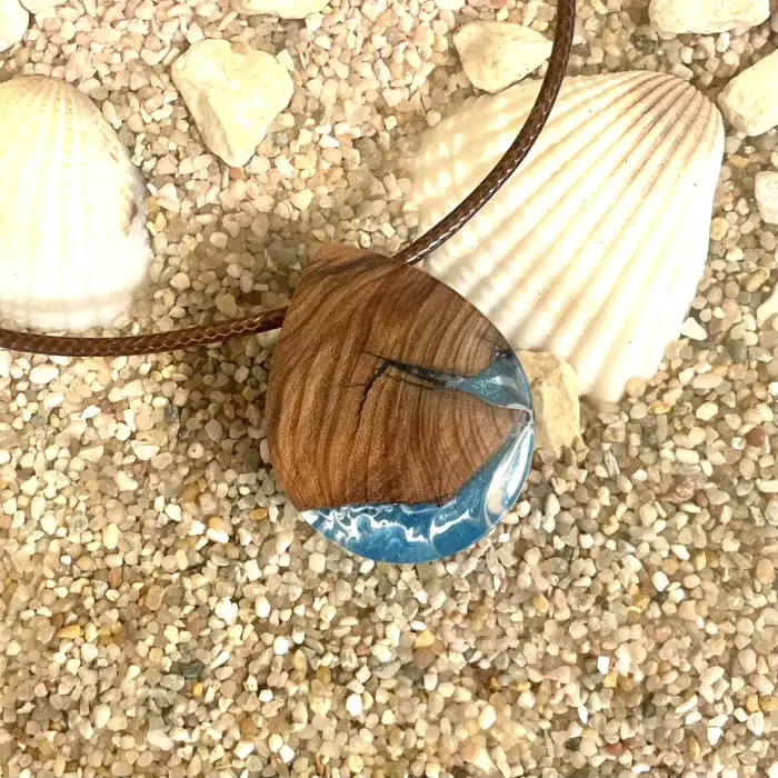 Kettenanhänger "Small Coast" aus Olivenholz, Kunstharz – Bild 3