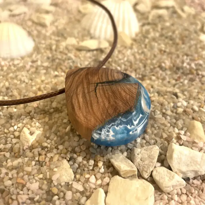 Kettenanhänger "Small Coast" aus Olivenholz, Kunstharz