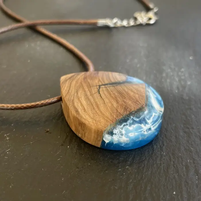 Kettenanhänger "Small Coast" aus Olivenholz, Kunstharz – Bild 2