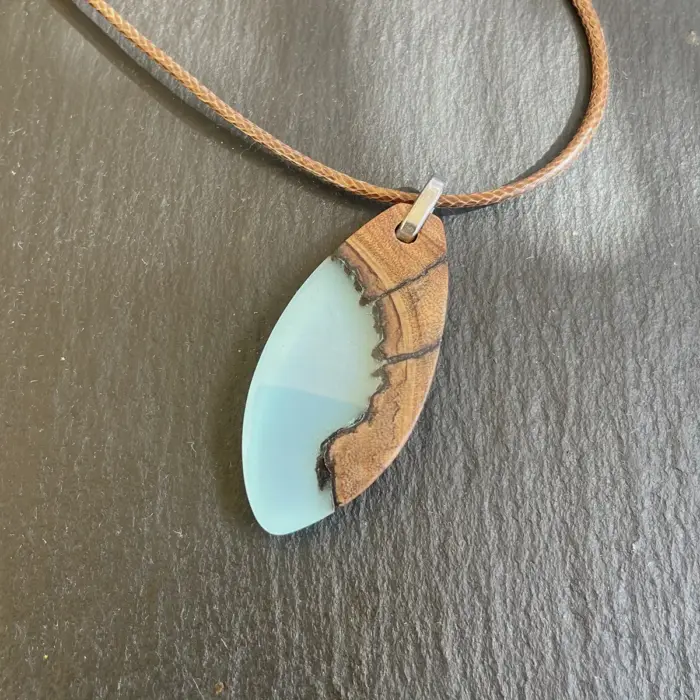 Kettenanhänger "Turquoise Leaf" aus Olivenholz und Kunstharz – Bild 6