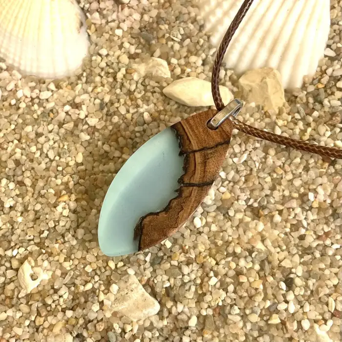 Kettenanhänger "Turquoise Leaf" aus Olivenholz und Kunstharz – Bild 4