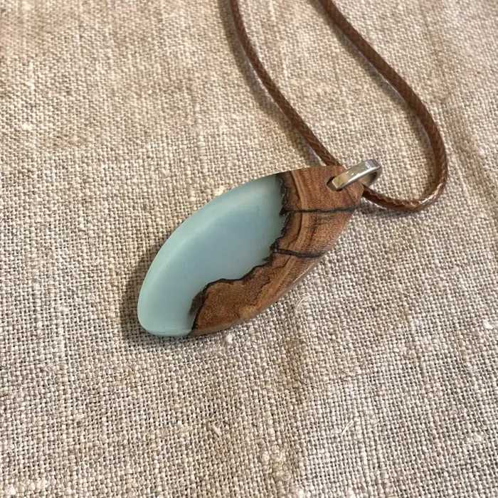 Kettenanhänger "Turquoise Leaf" aus Olivenholz und Kunstharz – Bild 5