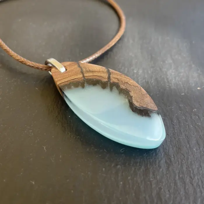 Kettenanhänger "Turquoise Leaf" aus Olivenholz und Kunstharz