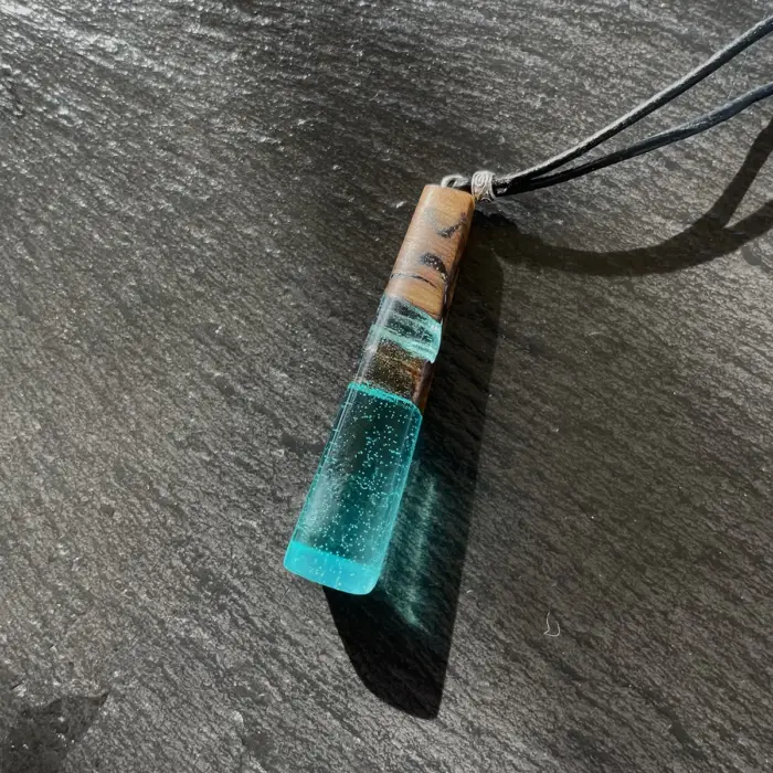 Kettenanhänger Simple Stick "Blue Water" / Olivenholz – Bild 2