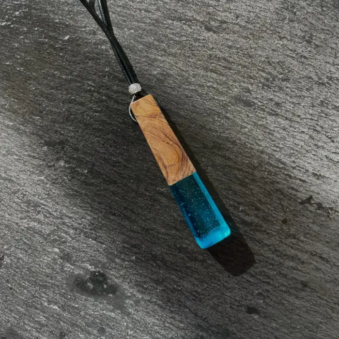 Kettenanhänger Simple Stick "Blue" / Olivenholz