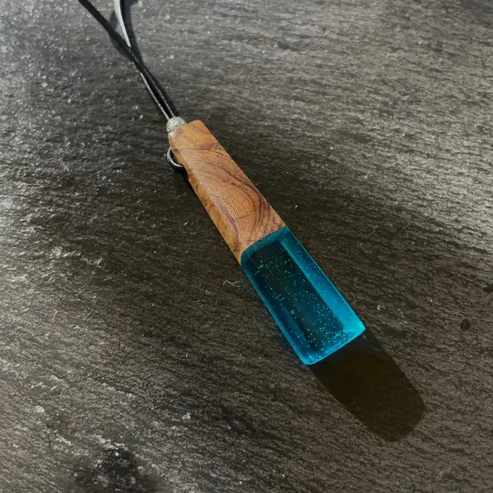Kettenanhänger Simple Stick "Blue" / Olivenholz – Bild 3