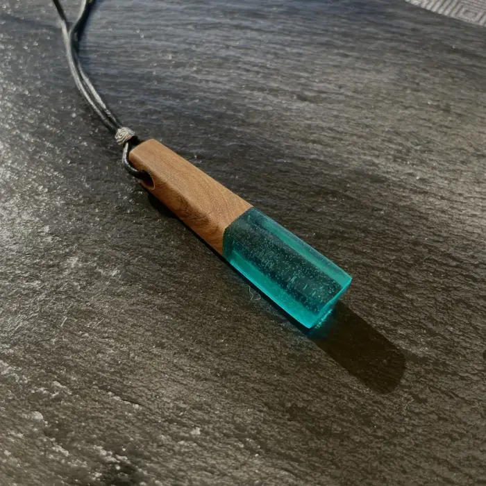 Kettenanhänger Simple Stick "Türkis" / Olivenholz – Bild 2