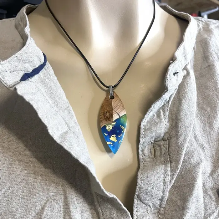 Kettenanhänger "Blue  Ocean Leaf & Gold" aus Olivenholz und Kunstharz