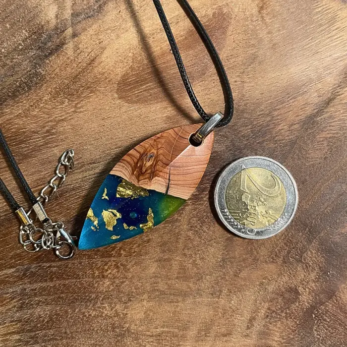 Kettenanhänger "Blue  Ocean Leaf & Gold" aus Olivenholz und Kunstharz – Bild 4