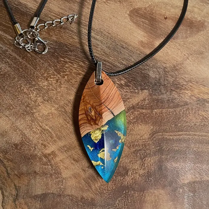 Kettenanhänger "Blue  Ocean Leaf & Gold" aus Olivenholz und Kunstharz – Bild 3