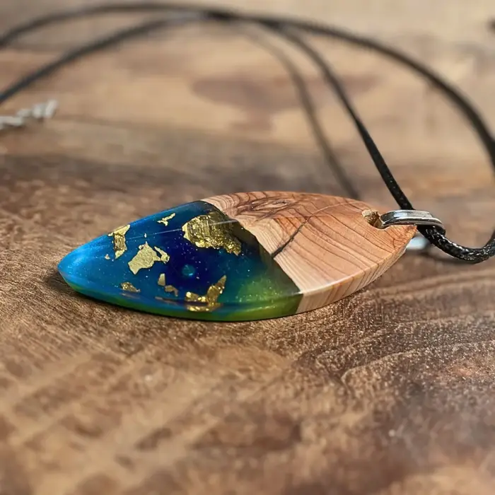 Kettenanhänger "Blue  Ocean Leaf & Gold" aus Olivenholz und Kunstharz – Bild 2