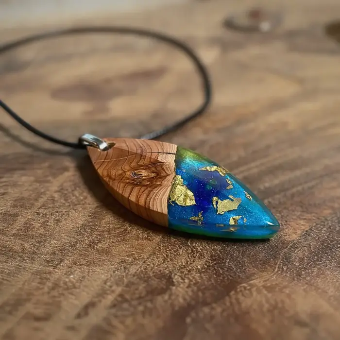 Kettenanhänger "Blue  Ocean Leaf & Gold" aus Olivenholz und Kunstharz – Bild 6