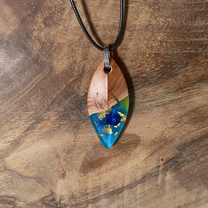 Kettenanhänger "Blue  Ocean Leaf & Gold" aus Olivenholz und Kunstharz – Bild 5