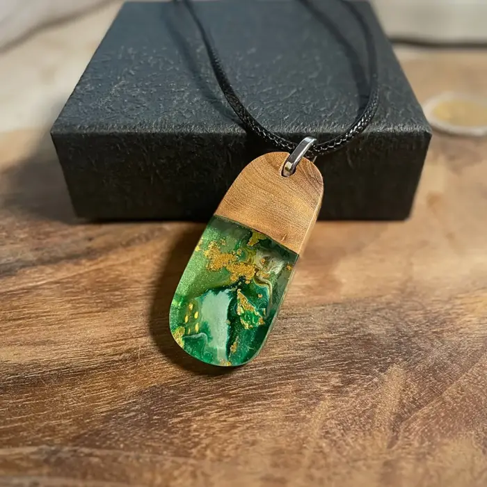 Kettenanhänger "Green Skarabäus" aus Olivenholz und Kunstharz – Bild 5