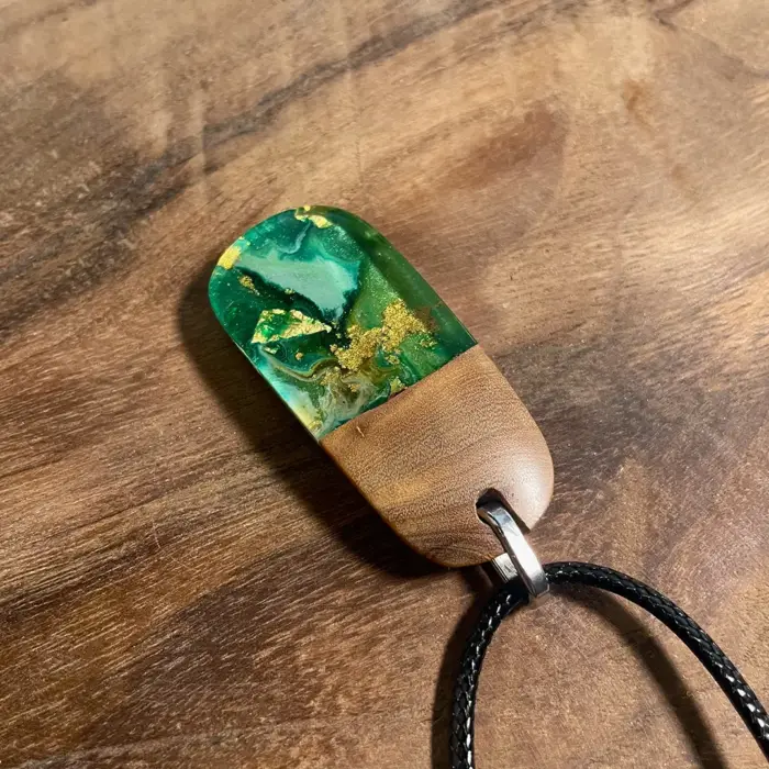 Kettenanhänger "Green Skarabäus" aus Olivenholz und Kunstharz – Bild 2
