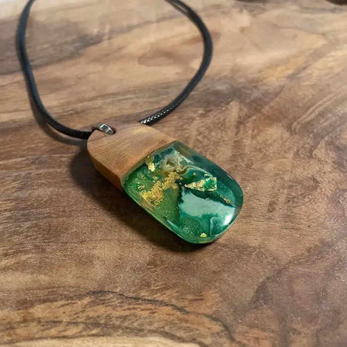 Kettenanhänger "Green Skarabäus" aus Olivenholz und Kunstharz – Bild 6