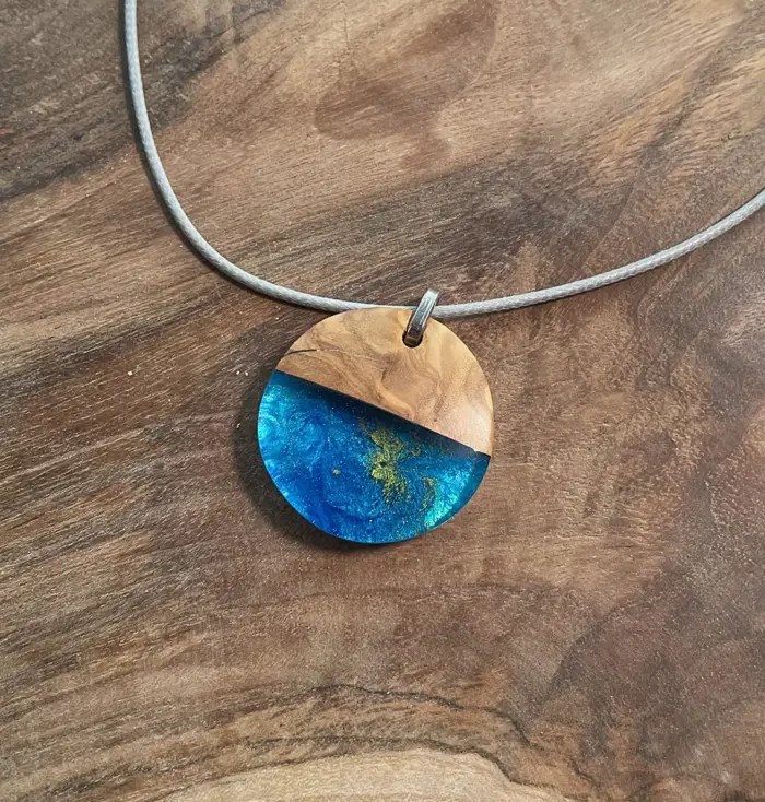 Kettenanhänger "Gold Coast Disc" aus Olivenholz, Kunstharz – Bild 2