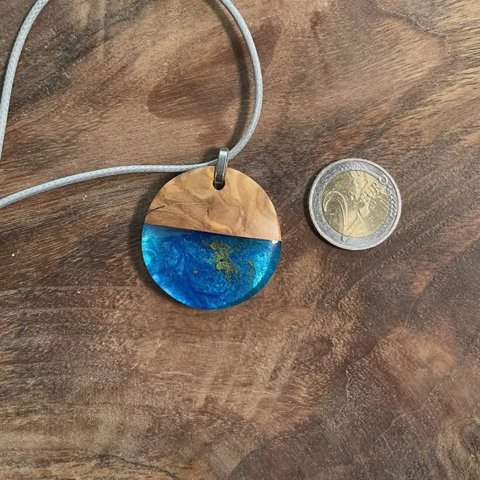 Kettenanhänger "Gold Coast Disc" aus Olivenholz, Kunstharz – Bild 3