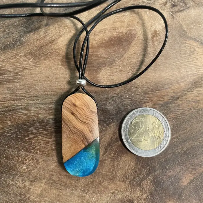 Kettenanhänger "Blue Kartusche" Olivenholz – Bild 6