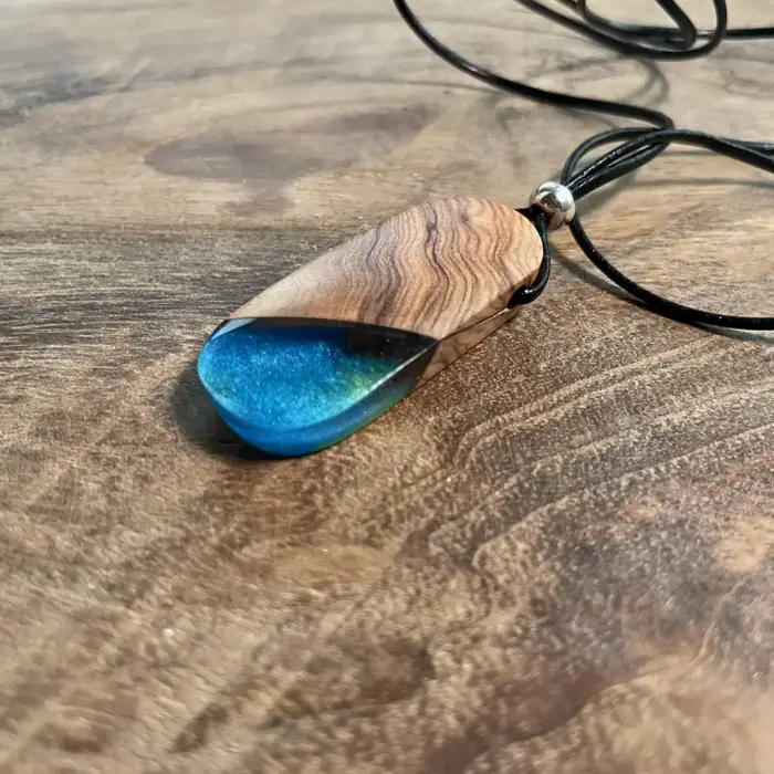 Kettenanhänger "Blue Kartusche" Olivenholz – Bild 5