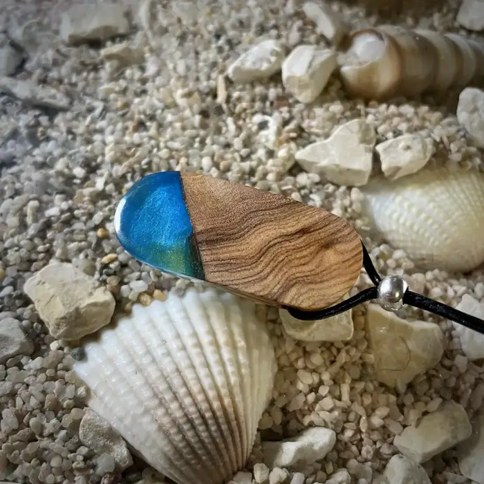Kettenanhänger "Blue Kartusche" Olivenholz – Bild 4