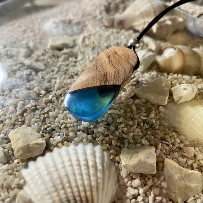 Kettenanhänger "Blue Kartusche" Olivenholz