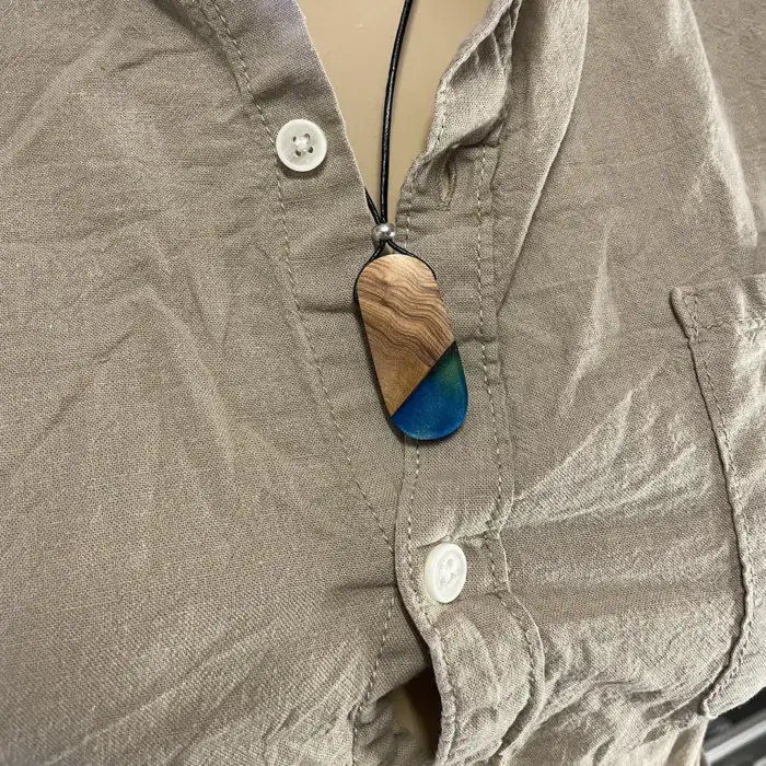 Kettenanhänger "Blue Kartusche" Olivenholz – Bild 2