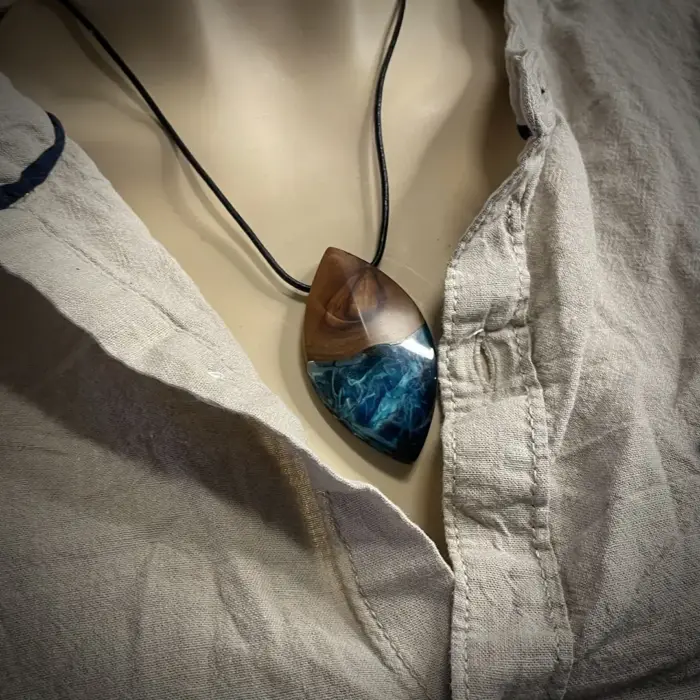 Kettenanhänger "Blue Mist" Olivenholz – Bild 3