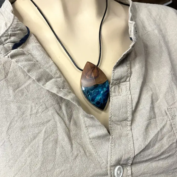 Kettenanhänger "Blue Mist" Olivenholz – Bild 2