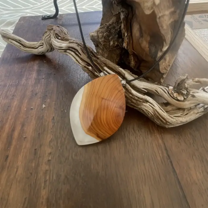 Kettenanhänger "White Leaf" aus Eibenholz und Kunstharz – Bild 5