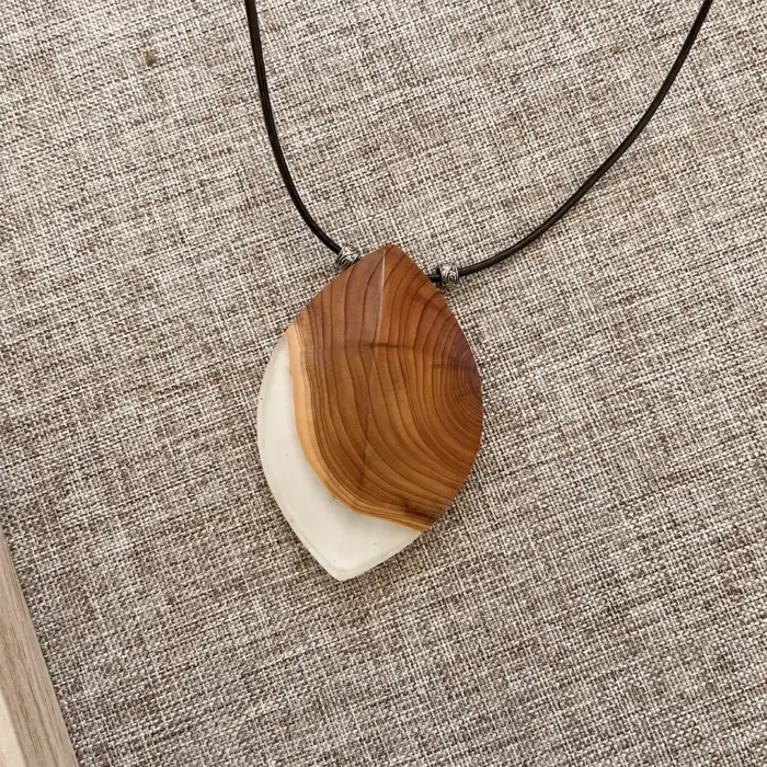 Kettenanhänger "White Leaf" aus Eibenholz und Kunstharz – Bild 6