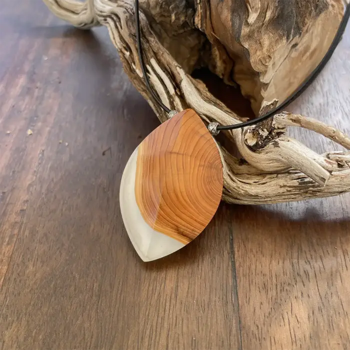 Kettenanhänger "White Leaf" aus Eibenholz und Kunstharz – Bild 7