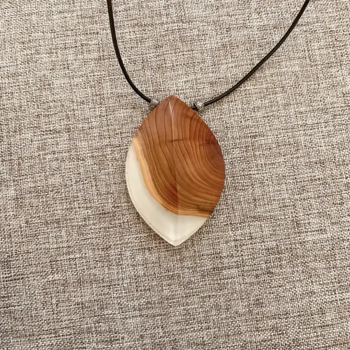 Kettenanhänger "White Leaf" aus Eibenholz und Kunstharz – Bild 2