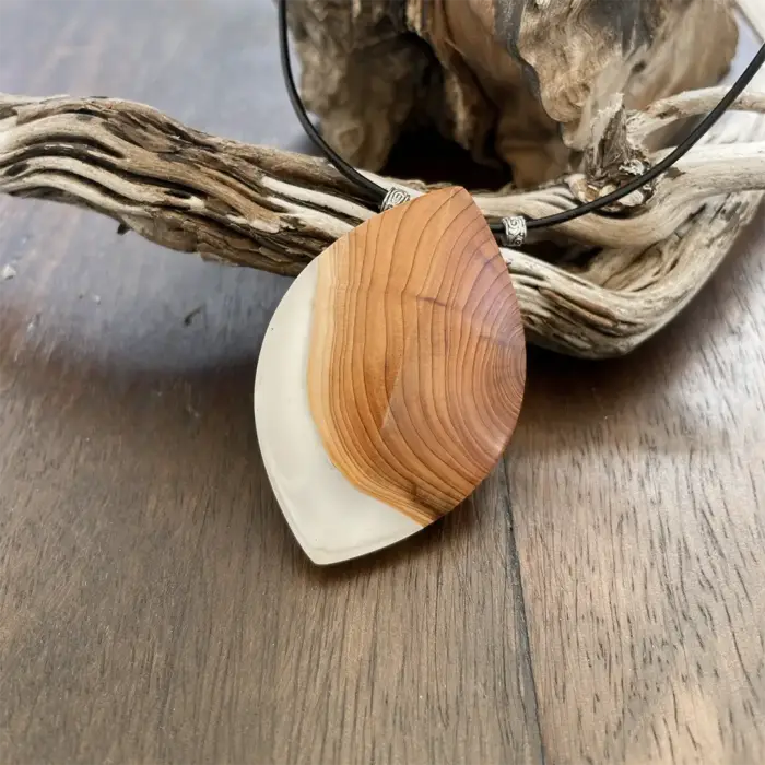 Kettenanhänger "White Leaf" aus Eibenholz und Kunstharz