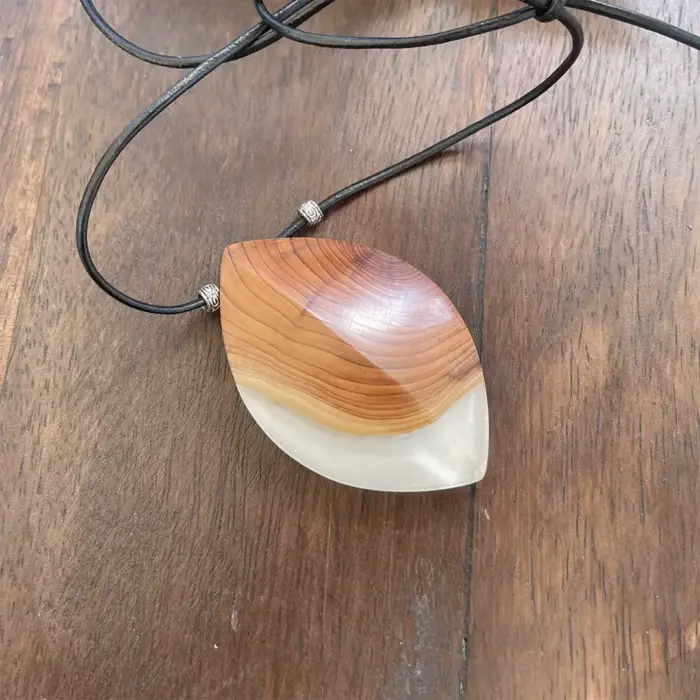 Kettenanhänger "White Leaf" aus Eibenholz und Kunstharz – Bild 3