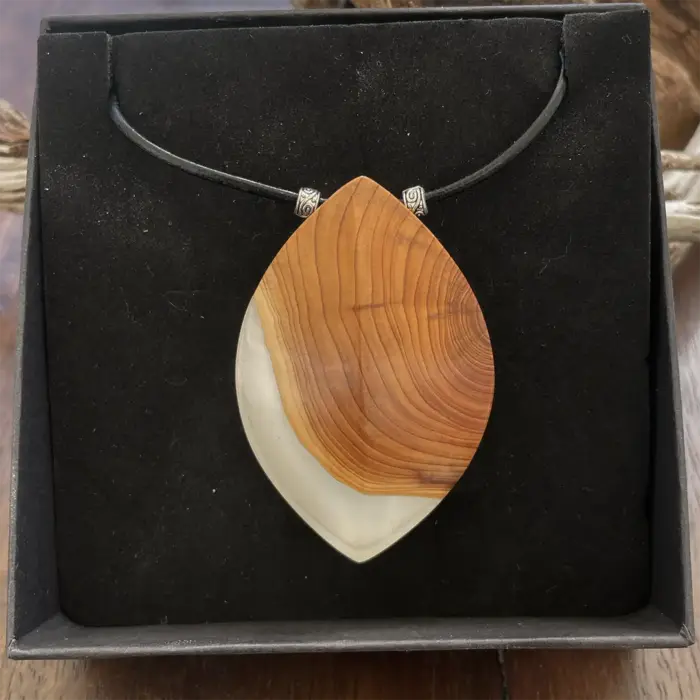 Kettenanhänger "White Leaf" aus Eibenholz und Kunstharz – Bild 4
