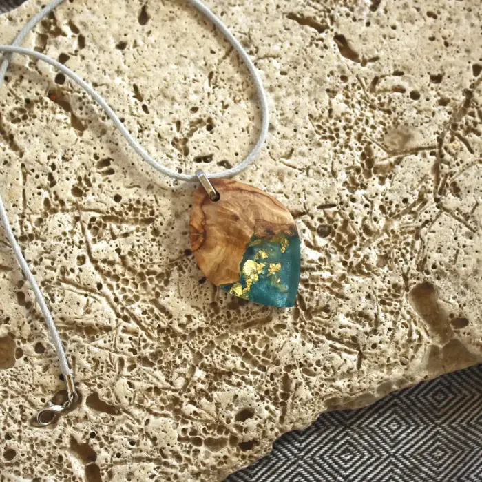 Kettenanhänger "Green Leaf & Gold" aus Olivenholz und Kunstharz – Bild 9
