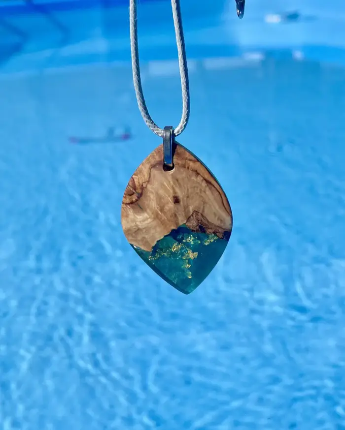 Kettenanhänger "Green Leaf & Gold" aus Olivenholz und Kunstharz – Bild 2